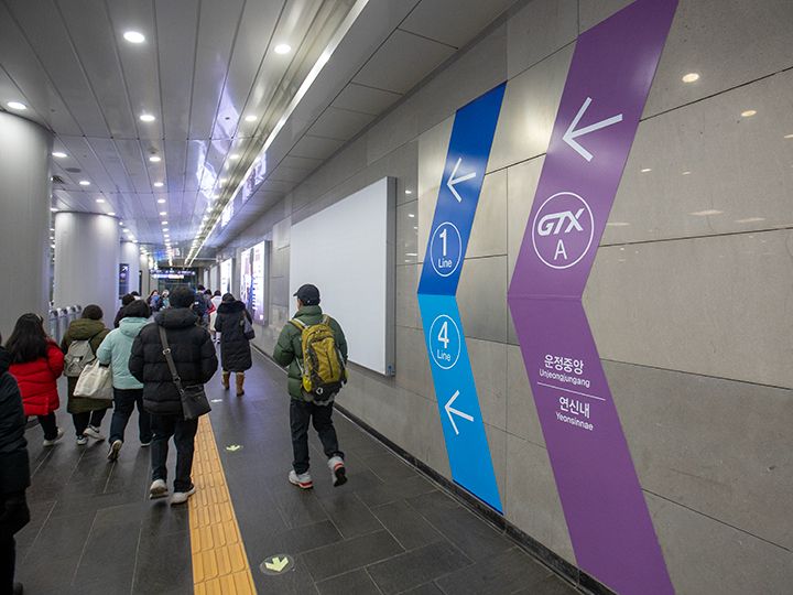 駅は地下鉄1号線の近く。
紫色の標識に従って進めばOK