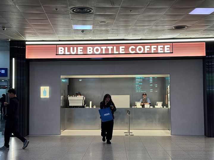BLUE BOTTLE COFFEE
2階