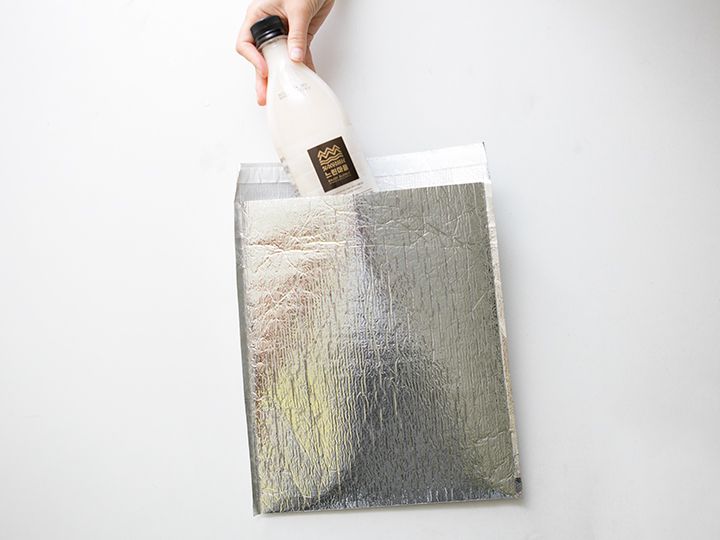 ②容器の蓋をしっかり閉め、保冷剤と一緒に保冷袋へ