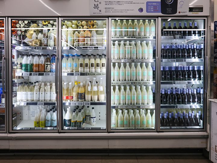 ロッテマートの冷蔵棚のマッコリコーナー