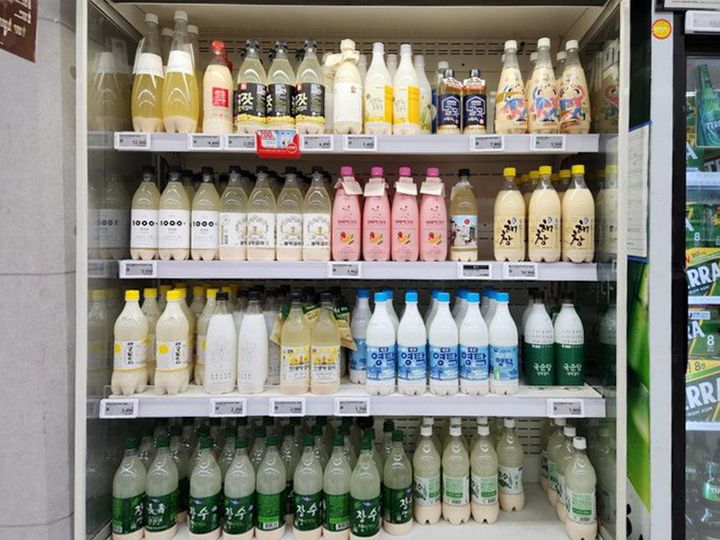 冷蔵コーナーに陳列されている「生マッコリ」