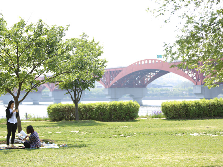 赤い「城山大橋(ソンサンテギョ)」が見える漢江公園