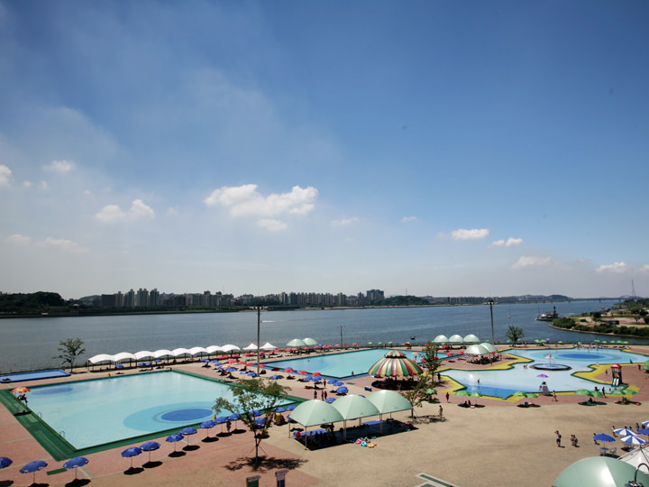 毎年夏に開場する「望遠漢江プール」