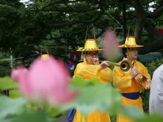 「霊山斎」では、１日を通して仏教舞や演奏などが行なわれます