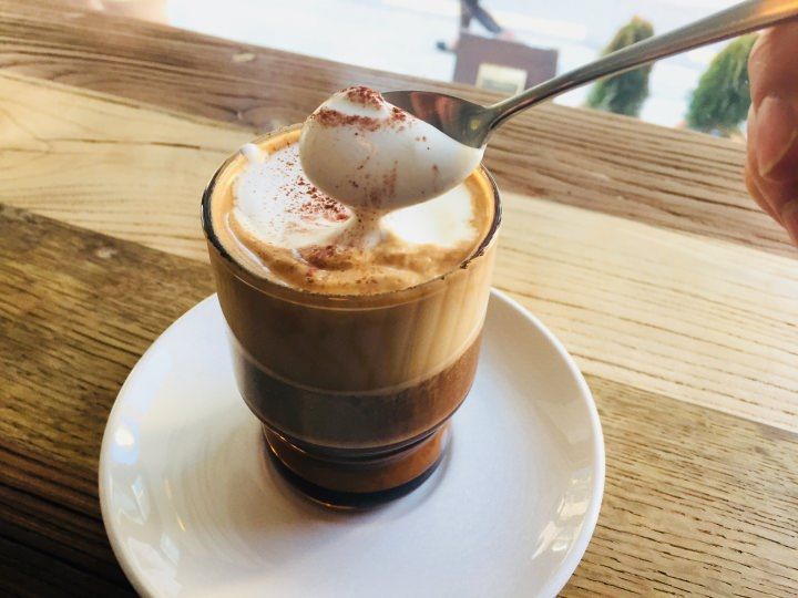 ふわふわクリームの
アインシュペナーで知られるカフェ