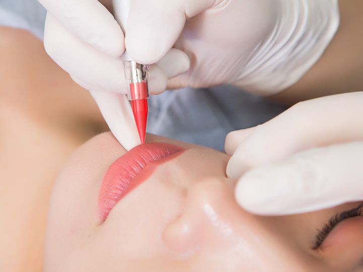 リップの輪郭やラインに沿ったリップライン施術
©DAO美容外科(LILIアートメイクセンター)