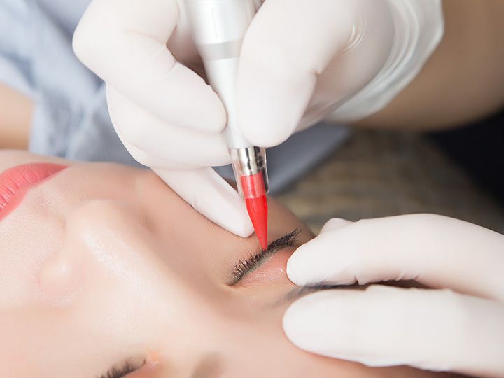 ナチュラルに仕上げるアイライン施術
©DAO美容外科(LILIアートメイクセンター)