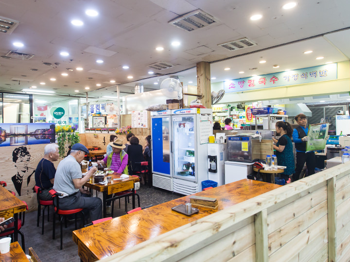 カルグッスなどの韓国料理店も館内にあります