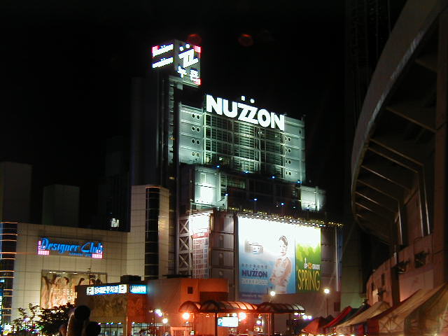 卸売りファッションビル「NUZZON(ヌージョン)」