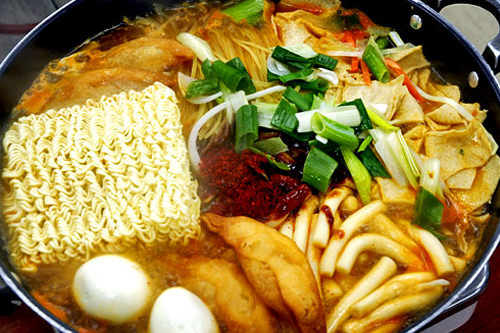 1.エプロンをつけたら、煮ていきます