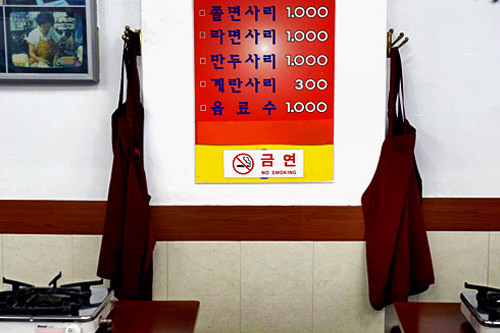 壁にかけられたエプロンは自由に使いましょう。真っ赤なトッポッキには欠かせないアイテムです。