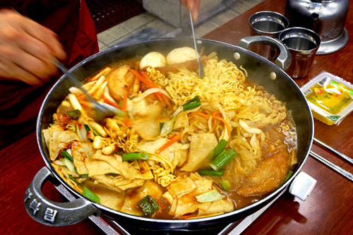 2.煮立ち始めたら2つのスプーンで混ぜほぐします