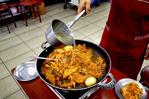 5.水気がなくなったら「ユクス・チュセヨ(汁ください)」と言って足してもらいましょう