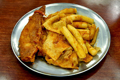 6.鍋を直接突付いてもいいですが、熱いので取り皿にとった方が食べやすいです。