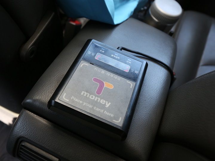 交通カード決済のリーダー機は
運転席と助手席の間に