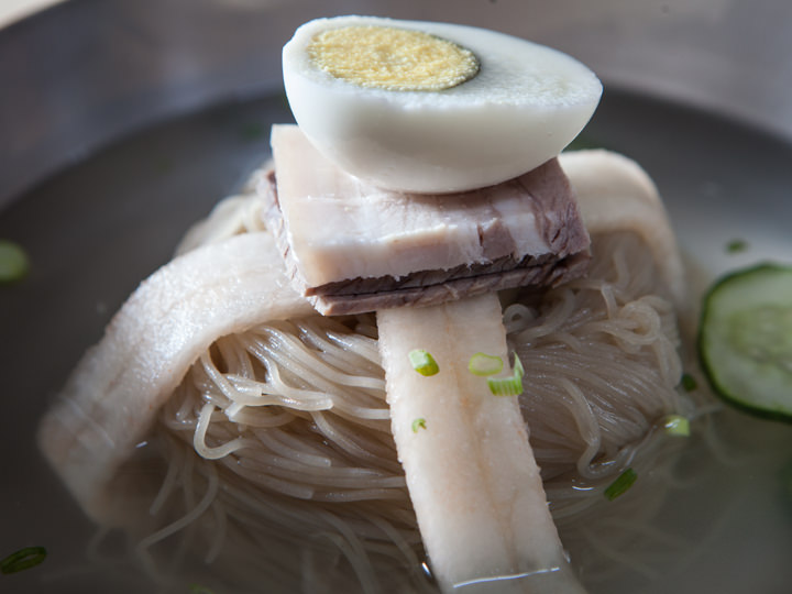 しっとり茹でられた牛肉と豚肉が2枚ずつ