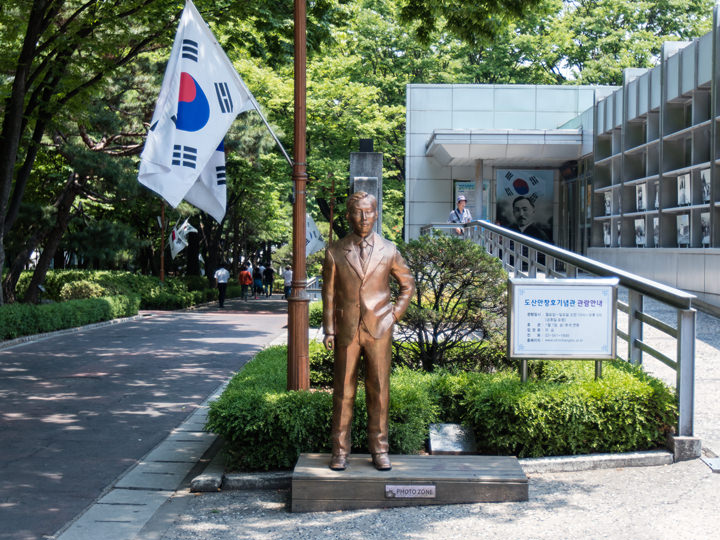 入口前には銅像が