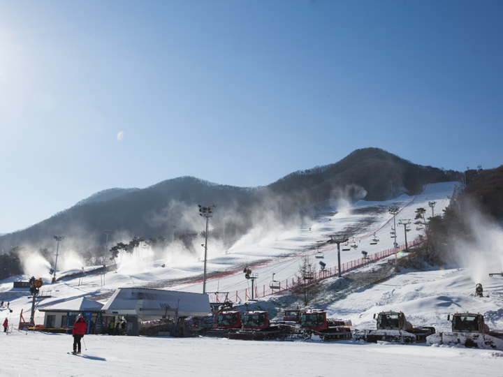 冬はソウルから近いスキー場として、海外からの観光客も多く訪れる