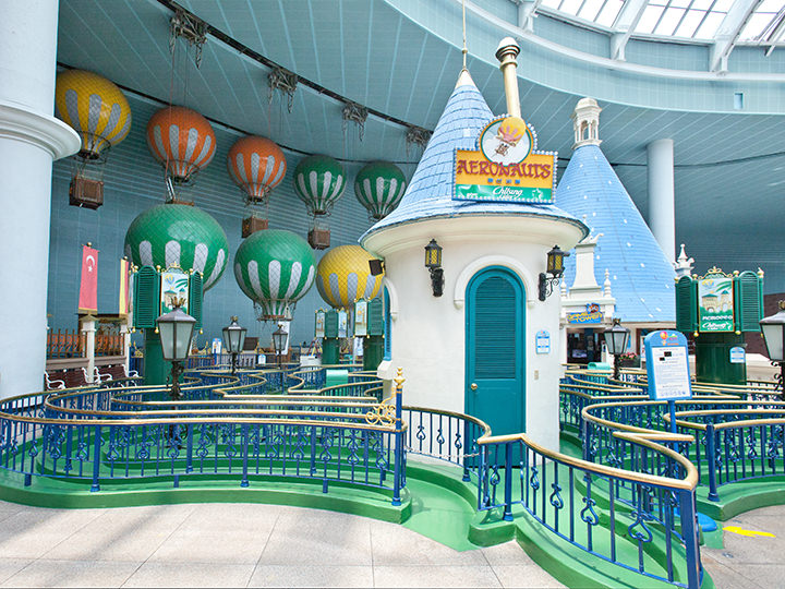 「風船飛行」
気球に乗って空の旅。上から眺める「アドベンチャー」が圧巻