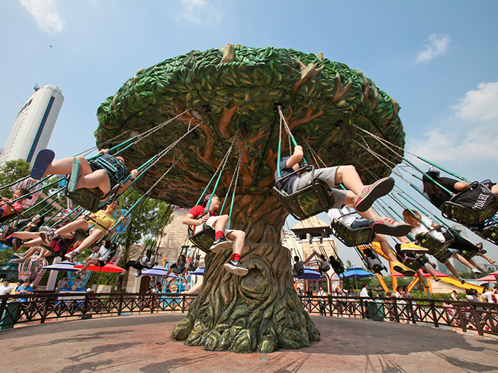 「スウィングツリー」
大木から吊るされたブランコに乗って空中散歩