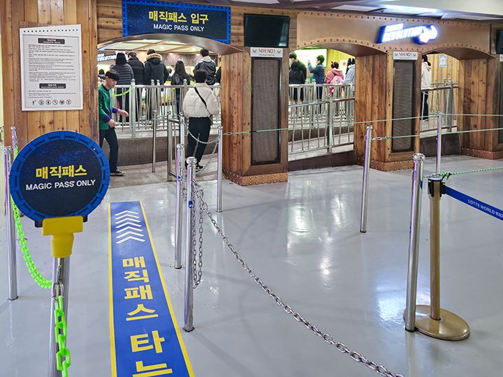 アトラクションの入り口は、マジックパス専用レーンと一般レーンに分かれています。