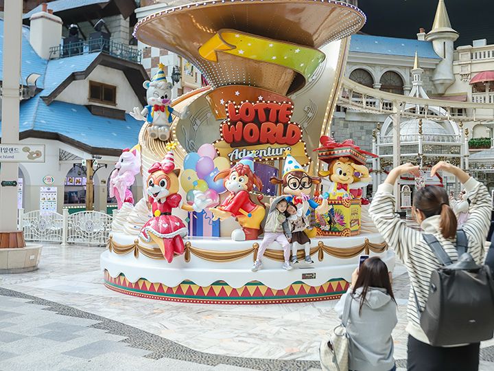 「アドベンチャー」オブジェ前(メリーゴーランド付近)
ロッティー&ローリーなど、可愛いキャラクターと一緒に「ハイ、ポーズ」