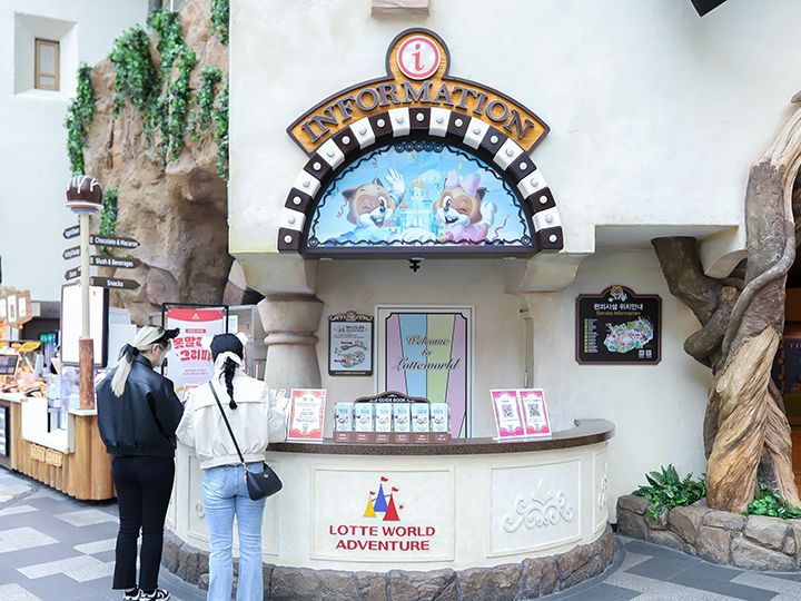 案内デスク(デスクにあるQRコードを読み取ると日本語のガイドマップが見れます)