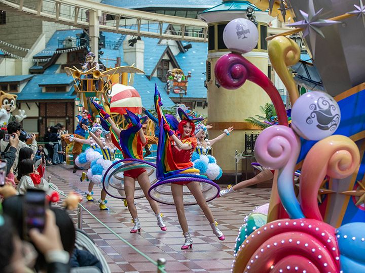 陽気な音楽に合わせて華麗にダンス