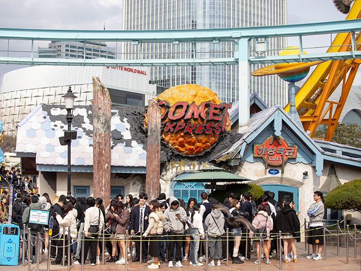 「コメットエクスプレス」
360度回転する座席に乗って行く宇宙旅行