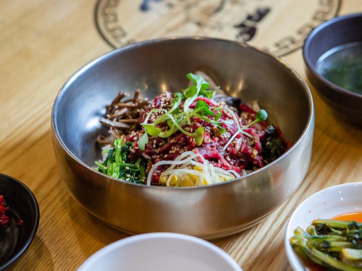 韓国伝統食堂街(3階)のユッケビビンバは、「ロッテワールド」スタッフもイチオシの絶品。ユッケに醤油ベースのソースが染みこんでいて、別途ソースを付けずに頂きます