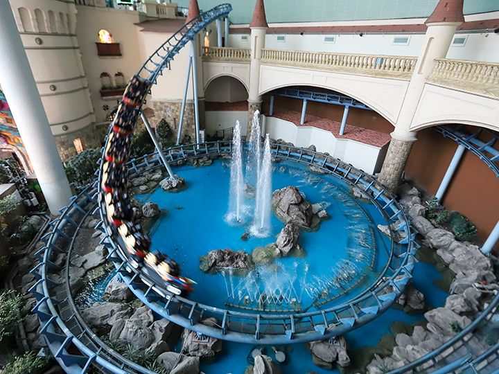 「フレンチレボリューション」
超高速で「アドベンチャー」内を走り抜ける、人気ナンバーワンの絶叫マシン!