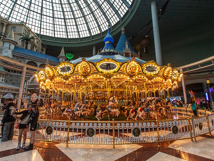 メリーゴーランド前
絶対押さえておきたい定番撮影スポット!ライトアップした夜の様子は特に雰囲気抜群