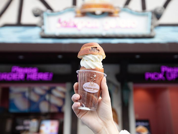 塩パンジェラート
韓国で大流行中の塩パンにジェラートが入った、ロッテワールドでのみ味わえるデザート。塩パンのしょっぱさとジェラートの甘さのハーモニー絶妙!
位置:マジックアイランド噴水横