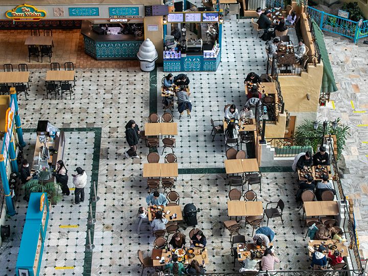 室内エリア「アドベンチャー」には至るところにお食事ができるお店があります。トッポッキやとんかつ、ピザなど様々な料理が楽しめます