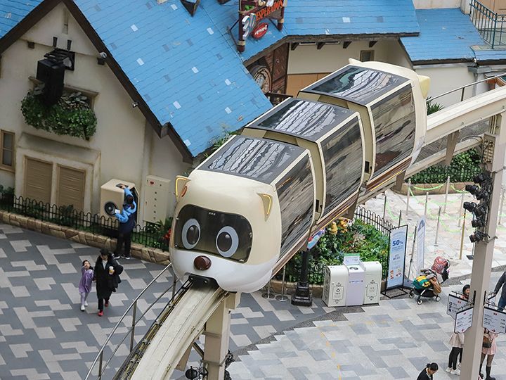 「ワールドモノレール」
モノレールに乗って「ロッテワールド」を一望。屋内外両方を通ります