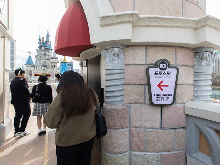 お城背景のフォトスポット
「アドベンチャー」と「マジックアイランド」を繋ぐ橋の上には撮影スポットがあり、待機列に並べば背景に人が写り込むことなく撮影可