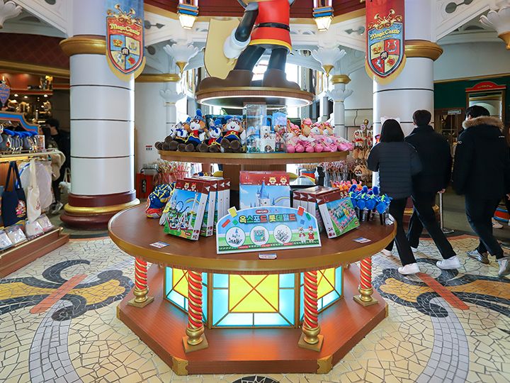 レゴやぬいぐるみなども