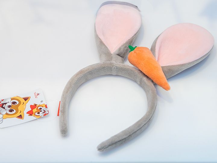 BTS(防弾少年団)をはじめ、韓国アイドルには定番のウサギのカチューシャ。Stray Kids(ストレイキッズ、スキズ)は白いウサギのカチューシャを着用しました。