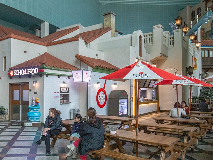 海苔巻き(キムパッ)、トッポッキなどの定番屋台グルメを洋風アレンジでいただける人気チェーン店「SCHOOL FOOD」も入店