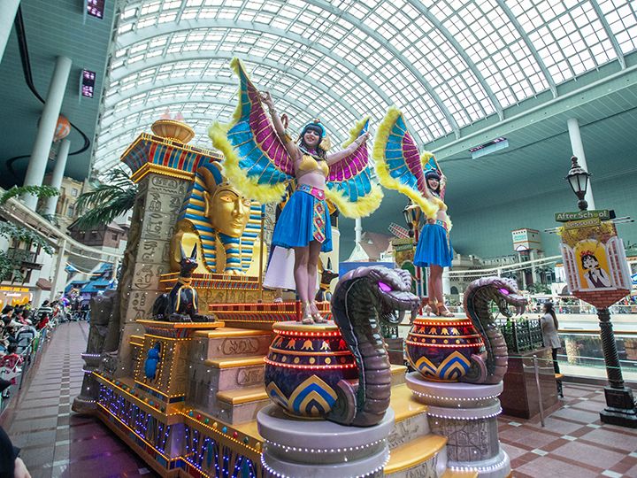 人気アトラクションをテーマにパレードが繰り広げられます