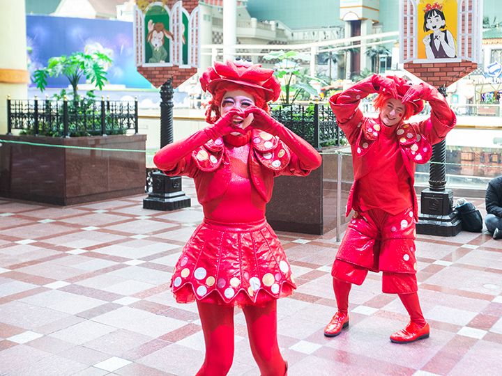 観覧客に笑顔で答えるダンサーたち