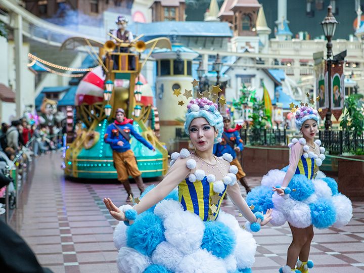 カラフルな衣装が目に飛び込んでいます