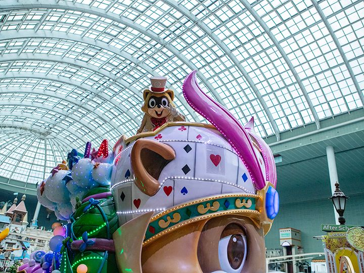 メインのパレードも室内で観覧できる!