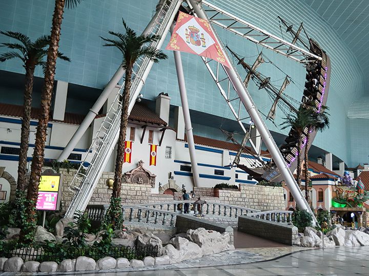 「スペインの海賊船」
左右に大きく揺れる海賊船に乗って、無重力体験