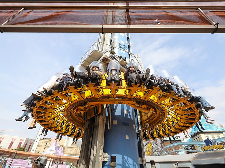 「ジャイロドロップ」などの人気絶叫マシンあり