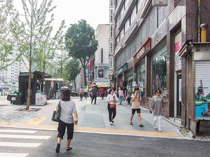 2.そのまま直進(右手には「CTi(シティ)子ども服」が見える)