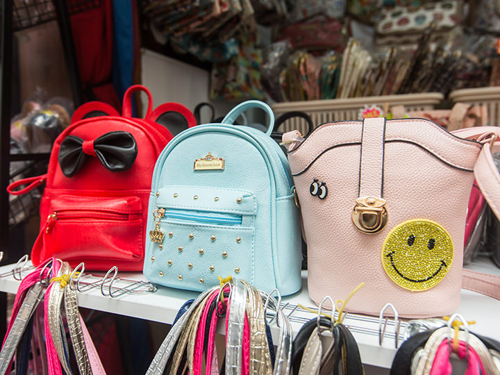 カラフルなカバン