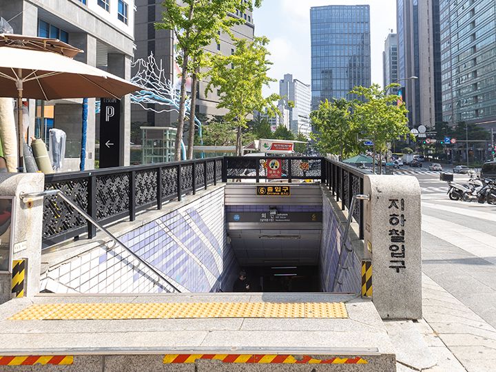 1.地下鉄4号線会賢(フェヒョン)駅6番出口を出る