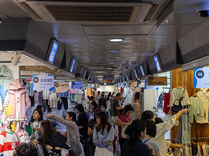 平日でもこの賑わいなので、ベビーカーは扱いずらい