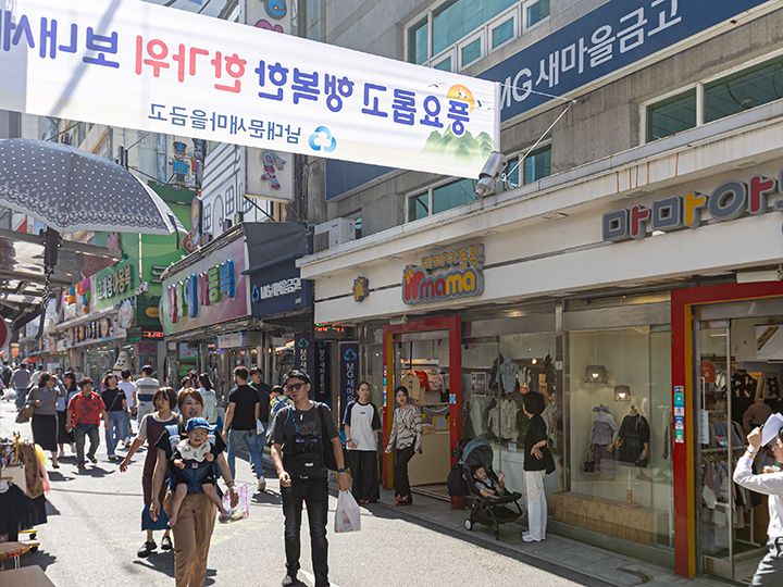 道の両側に子供服のお店が並ぶ「子供服通り」